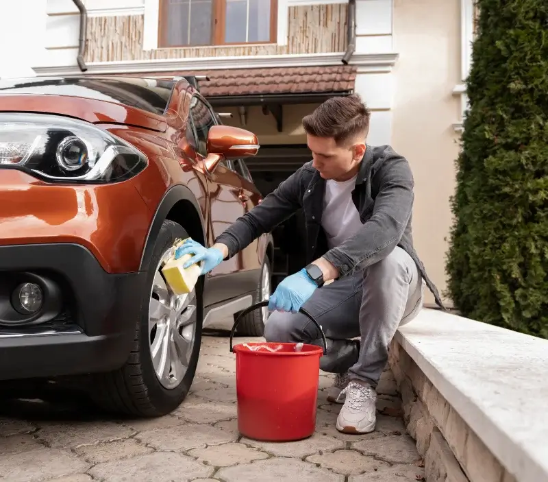 Lavage auto à domicile Saint-Guyomard : professionnel intervenant sur un véhicule
